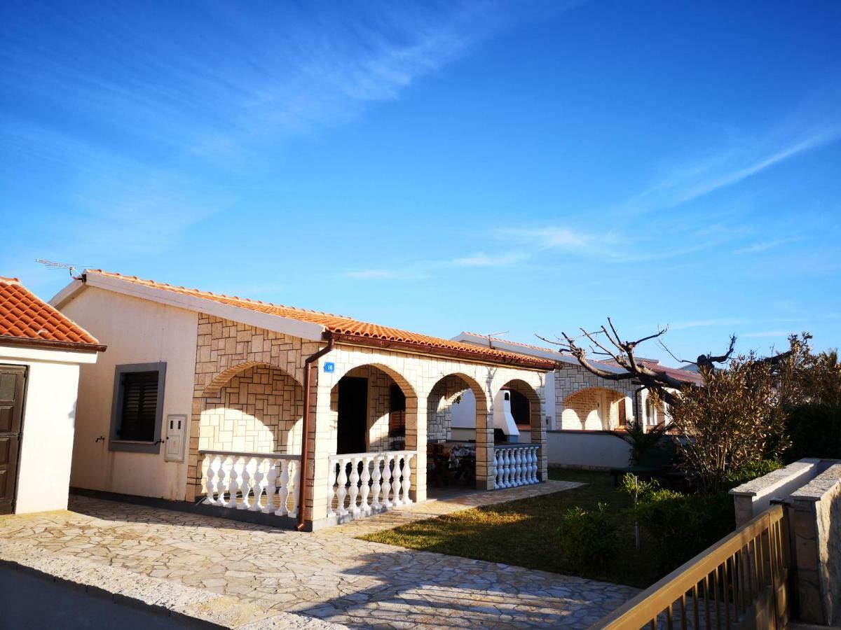 Holiday House Tara Villa Vir Exterior photo