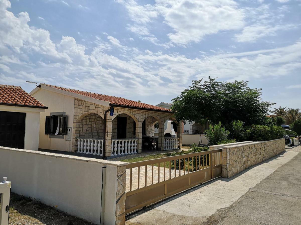 Holiday House Tara Villa Vir Exterior photo